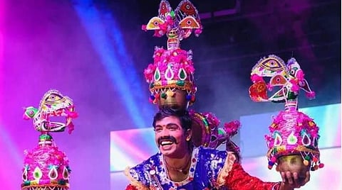 பொது முடக்கத்தால் எங்கள் வாழ்க்கை முடங்கிப்போய் உள்ளது: கலங்கிப் போய் நிற்கும் நாட்டுப்புறக் கலைஞர்கள்