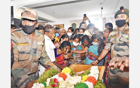 துப்பாக்கிச் சண்டையில் வீரமரணம் அடைந்த ராணுவ வீரரின் உடல் அரசு மரியாதையுடன் நல்லடக்கம்: குடும்பத்தினருக்கு ரூ.20 லட்சம் நிவாரண நிதி வழங்கல்