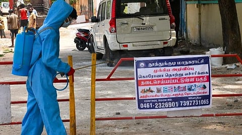 தூத்துக்குடி போல்டன்புரம் பகுதியில் ஒரே குடும்பத்தை சேர்ந்த மூன்று பேருக்கு கரோனா தொற்று உறுதி செய்யப்பட்டதை தொடர்ந்து, அந்த பகுதியை மாநகராட்சி அதிகாரிகள் மூடி சீல் வைத்தனர். படம்: என்.ராஜேஷ்