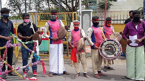திருப்பூர் ஆட்சியர் அலுவலகத்தில் பறை மற்றும் வில்லுப்பாட்டு இசைக் கருவிகளை இசைத்துக் கோரிக்கையை வலியுறுத்திய நாட்டுப்புறக் கலைஞர்கள்.