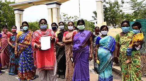 திருச்சி மாவட்ட ஆட்சியர் அலுவலகத்துக்கு மனு அளிக்க வந்த மகளிர் சுய உதவிக் குழுவினர். படம்: ஜி.ஞானவேல்முருகன்.