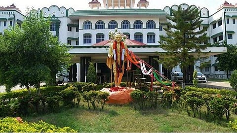 கரோனாவை கட்டுப்படுத்தும் சித்த மருந்தை நுண்ணுயிர் ஆய்வுக்கு உட்படுத்தக்கோரி வழக்கு: இரு நீதிபதிகள் அமர்வுக்கு மாற்றம்