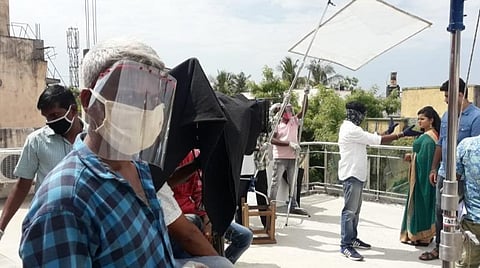 72 நாட்களுக்கு பிறகு கையுறைகள், சானிடைசர் உள்ளிட்ட முழு பாதுகாப்பு உபகரணங்களுடன் சின்னத்திரை தொடர்களின் படப்பிடிப்பு நேற்று தொடங்கியது