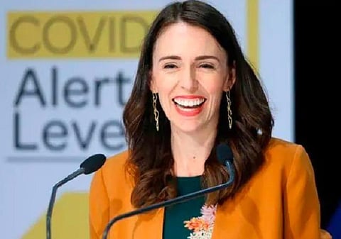 நியூஸிலாந்து பிரதமர் ஜெசிந்தா அர்டெர்ன்  நிருபர்களுக்கு பேட்டி அளித்த காட்சி