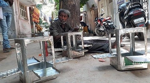 எண்ணெய் டின்களில் பறவைக்கான உணவு