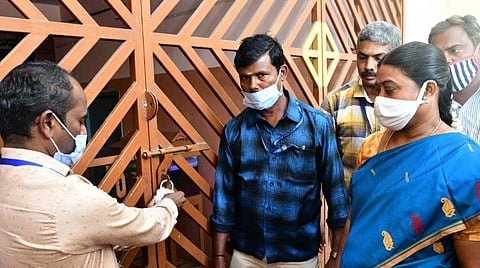 பள்ளி நுழைவாயிலை மூடி 'சீல்' வைத்த அதிகாரிகள். படங்கள்: ஜெ.மனோகரன்.