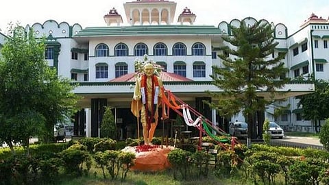 பணி நீட்டிப்பு ஆசிரியர்களுக்கு ஓய்வு வயது உயர்வு சலுகை கிடையாது: 50-க்கும் மேற்பட்ட மனுக்கள் தள்ளுபடி