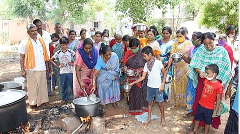 திண்டுக்கல் மாவட்டம் சின்னாளபட்டி அருகே ஜெ.புதுக்கோட்டையில் கஞ்சித்தொட்டி திறந்த நெசவாளர்கள்.