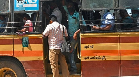 தூத்துக்குடியில் இருந்து ஓட்டப்பிடாரம் பகுதிக்கு சென்ற நகர பேருந்தில் இன்று காணப்பட்ட பயணிகள் கூட்ட நெரிசல். படம்: என்.ராஜேஷ்