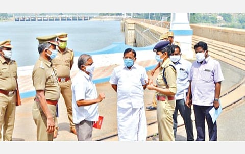 டெல்டா பாசனத்துக்காக மேட்டூர் அணையில் இருந்து நாளை மறு நாள் தமிழக முதல்வர் பழனிசாமி தண்ணீரை திறந்து வைக்க உள்ளார். இதற்கான பாதுகாப்பு முன்னேற்பாடுகள் குறித்து எஸ்பி தீபா கணிகர் ஆய்வு செய்தார். உடன் அதிமுக மாநிலங்களவை உறுப்பினர் சந்திரசேகரன் உள்ளிட்டோர்.