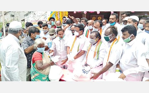 ஊரடங்கால் பாதிக்கப்பட்ட மக்களுக்கு ராணிப்பேட்டை மாவட்டம்  வாலாஜாவில் நடைபெற்ற நிகழ்ச்சியில் நிவாரண தொகுப்புகளை வழங்குகிறார் தமிழ்நாடு காங்கிரஸ் கட்சி தலைவர் கே.எஸ்.அழகிரி. உடன், நாடாளுமன்ற உறுப்பினர் எச்.வசந்தகுமார், மாவட்டத் தலைவர் பஞ்சாட்சரம், சட்டப்பேரவை முன்னாள் உறுப்பினர் அசேன் உள்ளிட்டோர்.