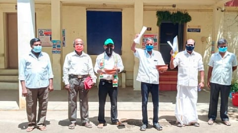 தனியார் பள்ளிகளில் நடத்தப்படும் ஆன்லைன் படத்தை தடைசெய்ய வலியுறுத்தி கோவில்பட்டி கோட்டாட்சியர் அலுவலகத்தில் காங்கிரஸார் திருவோடு ஏந்தி போராட்டம் நடத்தினர்.