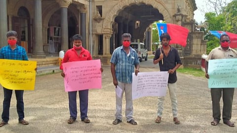 புதுக்கோட்டை ஆட்சியர் அலுவலகத்தில் இன்று கோரிக்கை மனு அளித்த அனைத்திந்திய இளைஞர் பெருமன்றத்தினர்.