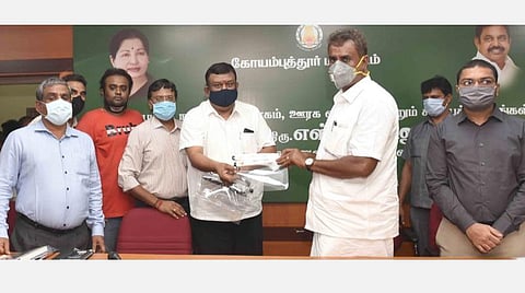 'இந்து தமிழ் திசை' சார்பில் களப் பணியாற்றும் அரசு அலுவலர்கள், காவல்துறையினர் மற்றும் தூய்மைப் பணியாளர்களுக்கு வழங்கும் வகையில், அமைச்சர் எஸ்.பி.வேலுமணியிடம், 'ஃபேஸ் ஷீல்டுகளை வழங்கிய 'இந்து தமிழ் திசை' பொது மேலாளர் டி.ராஜ்குமார். அருகில் ஆட்சியர் கு.ராசாமணி. மாநகராட்சி ஆணையர் ஸ்ரவண்குமார் ஜடாவத் உள்ளிட்டோர். படம்: ஜெ.மனோகரன்.