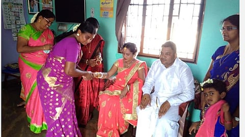 அவளும் எனக்குத் தங்கைதான்: புலம்பெயர் தொழிலாளியின் மனைவிக்கு வளைகாப்பு நடத்திவைத்த மதுரை ஆசிரியை!