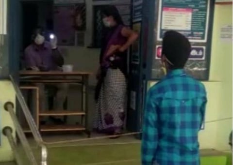 10 மீ. தூரத்தில் நிற்க வைத்து சிகிச்சை அளித்த மருத்துவர்