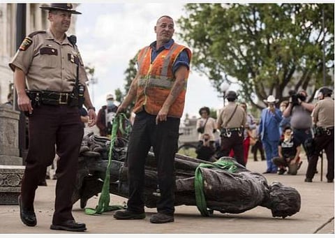 கொலம்பஸ் சிலையை சாய்த்து வீழ்த்திய பூர்வக்குடி அமெரிக்க போராட்டக்காரர்கள்: இவரால்தான் தங்கள் மூதாதையர்கள் அழிந்தனர் என ஆத்திரம்