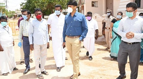 தூத்துக்குடி அருகே கூட்டாம்புளியில் நோய்க் கட்டுப்பாட்டு பகுதியில் கரோனா தடுப்புப் பணிகளை மாவட்ட ஆட்சியர் சந்தீப் நந்தூரி ஆய்வு செய்தார்.