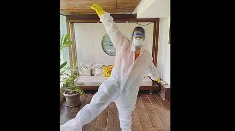 தலை முதல் காலணி வரை கவச உடை: ரகுல் ப்ரீத் சிங்கின் டெல்லி விமானப் பயணம்