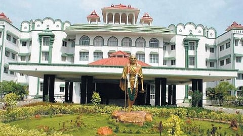 கூட்டுறவு நூற்பாலை பொறியாளர் பணிக்கு பட்டயதாரர்களையும் தேர்வு செய்ய வழக்கு: கைத்தறி துறை இயக்குனர் பதிலளிக்க உத்தரவு