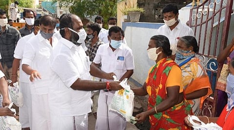 திருமங்கலம் பகுதியில் கோதுமை தொகுப்பு வழங்கும் திட்டத்தை நேற்று அமைச்சர் ஆர்பி. உதயகுமார் தொடங்கி வைத்தார்.