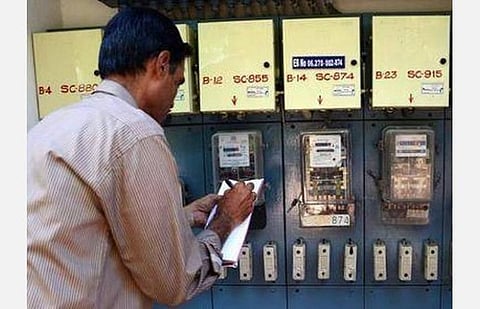 மின்சாரக்கட்டணத்தை 2 தனித்தனி மாதங்களாக பிரித்து கணக்கிட உத்தரவிட வேண்டும்: உயர் நீதிமன்றத்தில் வழக்கு