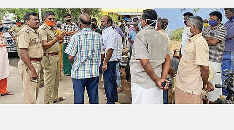 திண்டுக்கல் மாவட்டம், சின்னாளபட்டி பகுதியில் கஞ்சித்தொட்டி திறக்க முயன்ற நெசவாளர்களிடம் பேச்சுவார்த்தை நடத்திய போலீஸார்.