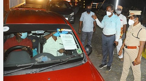 பட விளக்கம்- விழுப்புரம் மாவட்டம் ஓங்கூர் டோல்கேட்டில் ஆட்சியர் அண்ணாதுரை தலைமையில் வாகனத்தணிக்கை செய்யப்படுகிறது.