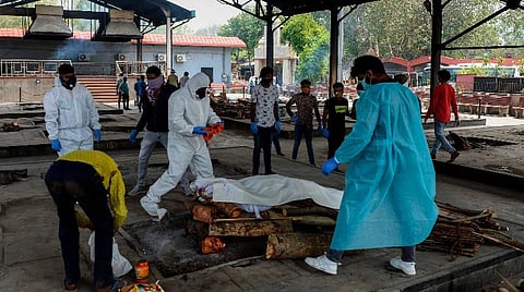 டெல்லியில் உள்ள இடுகாட்டில் கரோனா நோயால் இறந்தவர்கள் உடல்களை. அடக்கம் செய்த காட்சி.