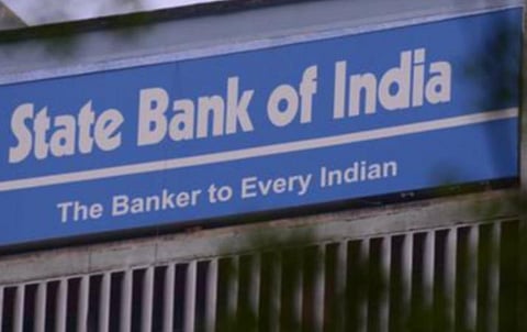 ஸ்டேட் வங்கியில் பணிக்குச் சேர இளம்பெண்ணுக்கு பழங்குடியினர் சான்றிதழ் வழங்காத கோட்டாட்சியருக்கு ரூ.50 ஆயிரம் அபராதம்