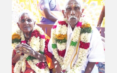 101-வது பிறந்தநாள் விழாவில் தனது மனைவியோடு விவசாயி வீரப்பன்.