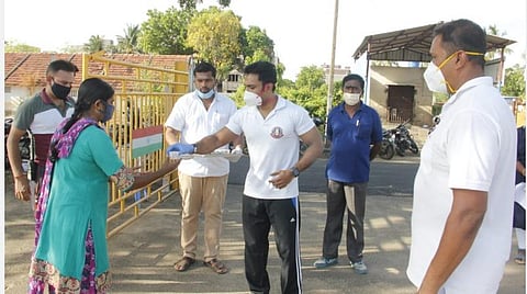 பாதுகாப்பு வழிமுறைகளை முறையாகப் பின்பற்றுக: கபசுரக் குடிநீர் வழங்கி நாகை காவல் கண்காணிப்பாளர் காவலர்களுக்கு அறிவுரை