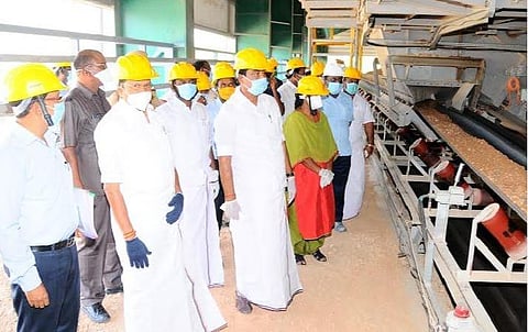 சிமெண்ட் ஆலையைப் பார்வையிடுகிறார் தமிழக தொழில்துறை அமைச்சர் எம்.சி.சம்பத்.