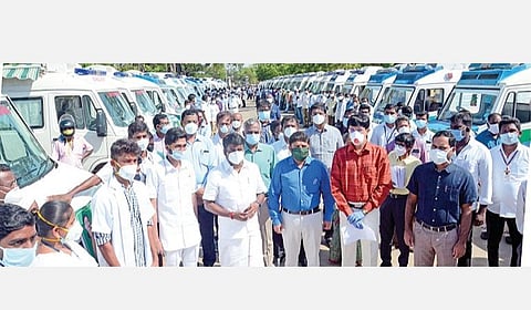 சென்னையில் கரோனா தொற்று அதிகரித்துவரும் சூழலில் அதை கட்டுப்படுத்தும் வகையில் நடமாடும் மருத்துவப் பரிசோதனைகள் அதிகரிக்கப்பட்டுள்ளன. தமிழகத்தின் பல்வேறு மாவட்டங்களில் இருந்து சென்னைக்கு வரவழைக்கப் பட்டுள்ள அவசர கால மருத்துவ வாகனங்களை சுகாதாரத் துறை அமைச்சர் விஜயபாஸ்கர் நேற்று தொடங்கி வைத்தார். உடன் துறை செயலாளர் ராதாகிருஷ்ணன், சென்னை மாநகராட்சி ஆணையர் கோ.பிரகாஷ்.படம்: க.பரத்