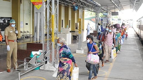 மகாராஷ்டிரா மாநிலத்திலிருந்து வந்த தமிழர்களை விழுப்புரம் ஆட்சியர் அண்ணாதுரை தலைமையிலான அலுவலர்கள் வரவேற்றனர்.