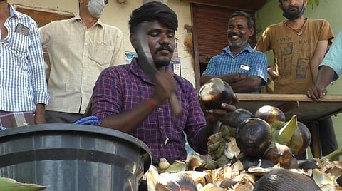 நுங்கு வெட்டி, விற்பனை செய்யும் மருத்துவக் கல்லூரி மாணவர் சிவா.