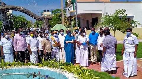 பூங்கா திறப்பு விழாவில் தனிமனித இடைவெளியின்றி பங்கேற்ற அமைச்சர் சி.விஜயபாஸ்கர், ஆட்சியர் பி.உமா மகேஸ்வரி உள்ளிட்டோர்.