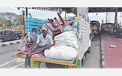 சென்னை, புறநகர் பகுதிகளிலிருந்து வாகனங்களில் பொருட்களை ஏற்றிக்கொண்டு சொந்த ஊருக்கு செல்லும் பொதுமக்கள்.