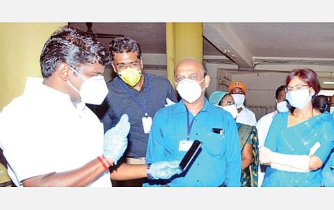 புதுக்கோட்டை ராணியார் மருத்துவமனையில் கரோனா தொற்றுக்கு சிகிச்சை பெற்று வீடு திரும்பியவரிடம் காணொலிக்காட்சி மூலம் உரையாடுகிறார் மக்கள் நல்வாழ்வுத் துறை அமைச்சர் சி.விஜயபாஸ்கர்.