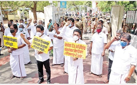 மதுரை மாவட்ட ஆட்சியர் அலுவலகம் முன் ஆர்ப்பாட்டம் செய்த வெங்கடேசன் எம்.பி.,  திமுக எம்.எல்.ஏ.க்கள் மூர்த்தி, சரவணன், மாநகர் மாவட்ட காங்கிரஸ் செயலாளர் கார்த்திகேயன் உள்ளிட்டோர். படம்: எஸ். கிருஷ்ணமூர்த்தி