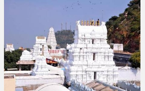 காளஹஸ்தி கோயிலில் பக்தர்களுக்கு அனுமதி: காணிப்பாக்கம் கோயில் அடைப்பு