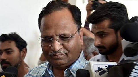 காய்ச்சல், மூச்சுத் திணறல்: டெல்லி சுகாதார அமைச்சர் சத்யேந்தர் ஜெயின் மருத்துவமனையில் அனுமதி