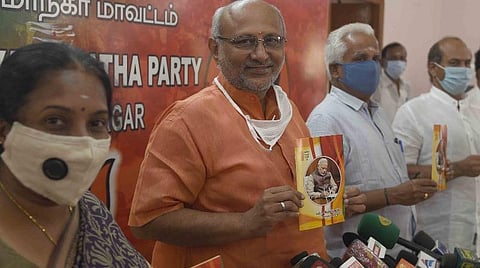 மத்திய பாஜக அரசின் சாதனைகளை விளக்கும் மலரை கோவையில் வெளியிட்ட பாஜக மாநில முன்னாள் தலைவர் சி.பி.ராதாகிருஷ்ணன், உடன், மாநிலப் பொதுச் செயலர் வானதி சீனிவாசன் மற்றும் நிர்வாகிகள். | படம்: ஜெ.மனோகரன்