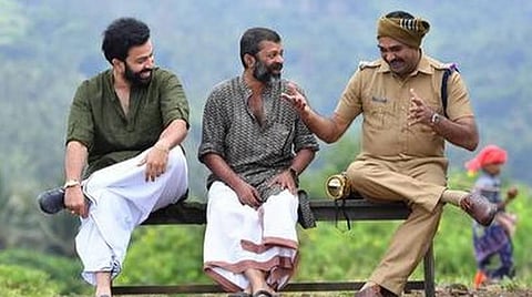 'அய்யப்பனும் கோஷியும்' படப்பிடிப்பில் ப்ரித்விராஜ் மற்றும் பிஜு மேனனுக்கு இடையே இயக்குநர் சச்சி (கோப்புப் படம்)