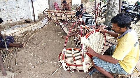 மூலப்பொருள் கிடைக்காததால் பிரம்புப் பொருட்கள் தயாரிப்பு தொழில் முடக்கம்: நிவாரணம் வழங்க தொழிலாளர்கள் கோரிக்கை