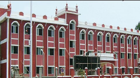 10 மாவட்ட நீதிமன்றங்கள் திறப்பது குறித்து உயர் நீதிமன்றம் ஆலோசனை