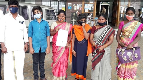 மலேசியாவில் சிக்கித் தவிக்கும் ஜோதிடரை மீட்டுத் தர வலியுறுத்தி அவரது குடும்பத்தினர் திருப்பூர் ஆட்சியரிடம் இன்று மனு அளித்தனர்.