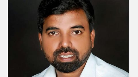 இடையில் இருக்கும் சுவர் பிரித்து வைத்தாலும் மனதால் மிக நெருக்கமாகவே உணர்கிறோம்: கரோனா தொற்றுக்கு ஆளான செவிலியரின் கணவர் உருக்கம்