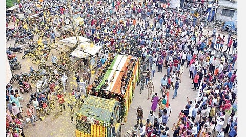 லடாக் எல்லையில் நடந்த மோதலில் வீரமரணம்; ராணுவ மரியாதையுடன் சந்தோஷ் பாபுவின் உடல் தகனம்: வழிநெடுகிலும் நூற்றுக்கணக்கானோர் அஞ்சலி