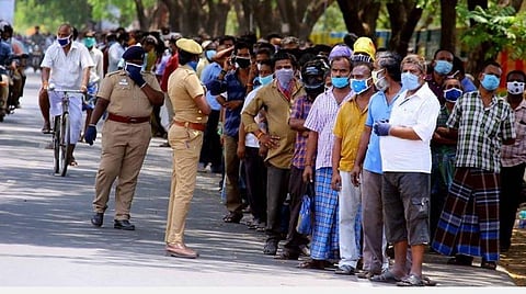 டாஸ்மாக் பாதுகாப்புப் பணிக்கே அதிக கவனம்: கரோனா பாதுகாப்புக்காக அதிக போலீஸாரை ஈடுபடுத்தக் கோரி வழக்கு: அரசுக்கு உயர் நீதிமன்றம் நோட்டீஸ்